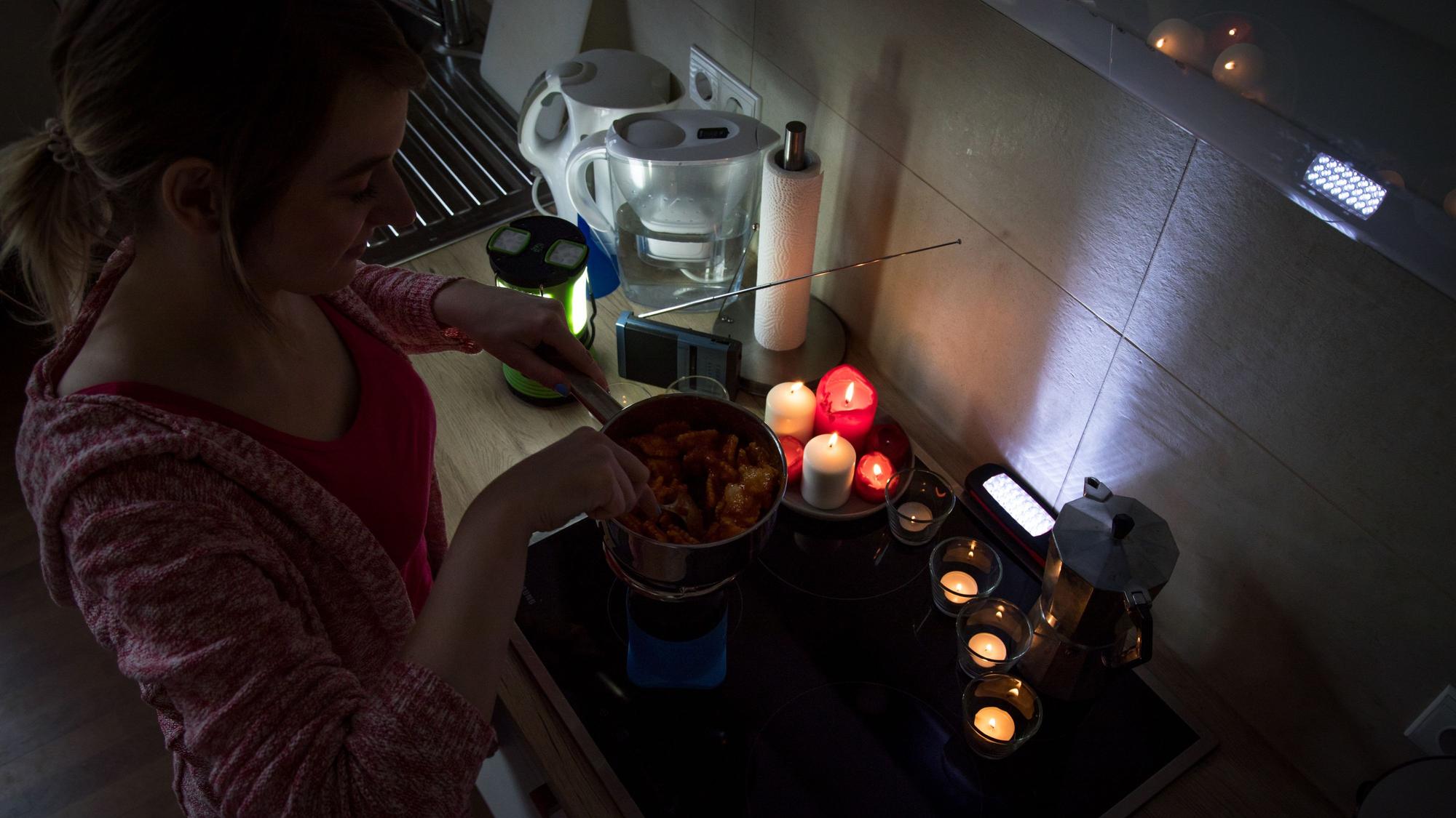 Zum Themendienst-Bericht von Simone Andrea Mayer vom 4. November 2022: Campingküche in der Wohnung: Bei einem Stromausfall muss man beim Kochen improvisieren.