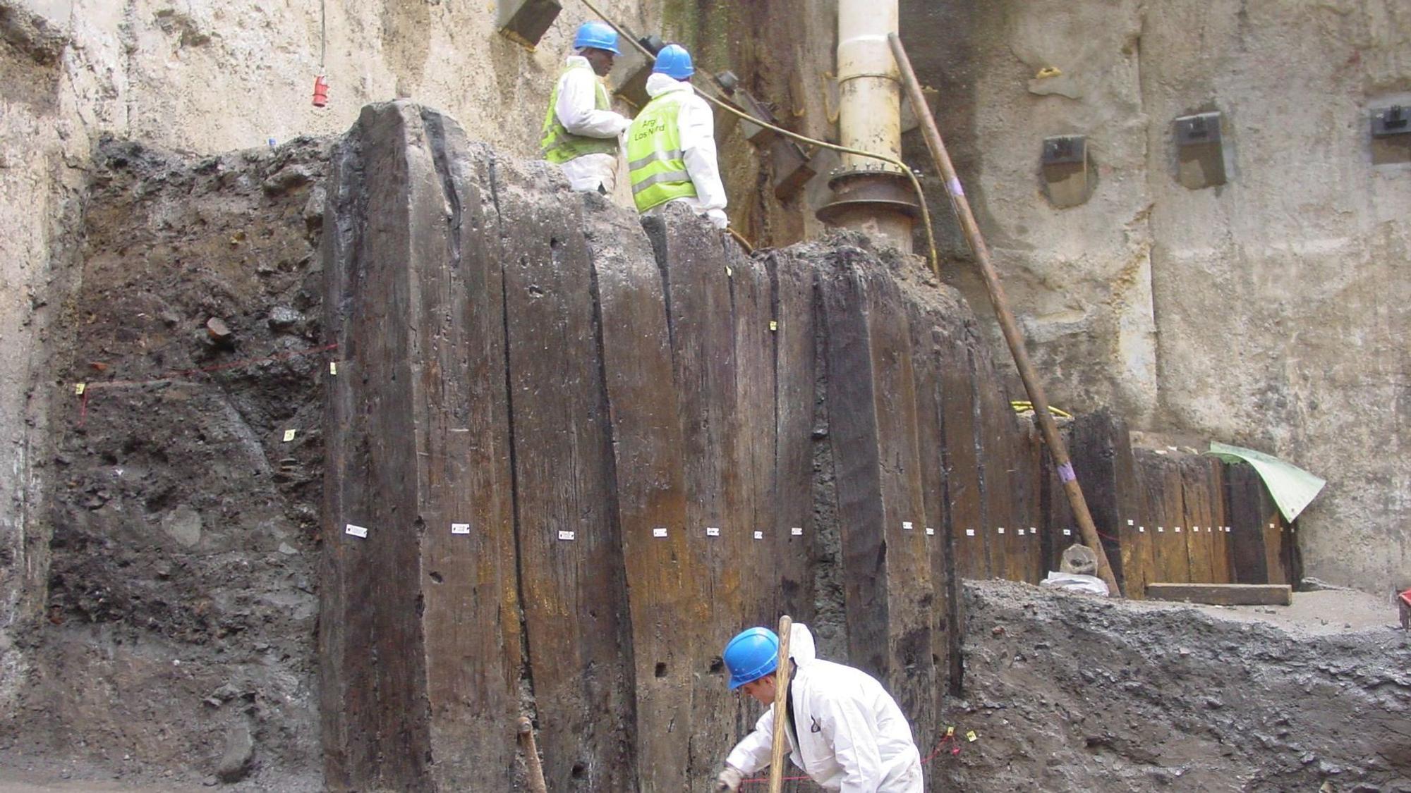 Reste der römischen Pfahlwand aus Eichenbalken, die beim Bau der Nord-Süd-Stadtbahn 2006 am Kurt-Hackenberg-Platz vollständig freigelegt wurden.