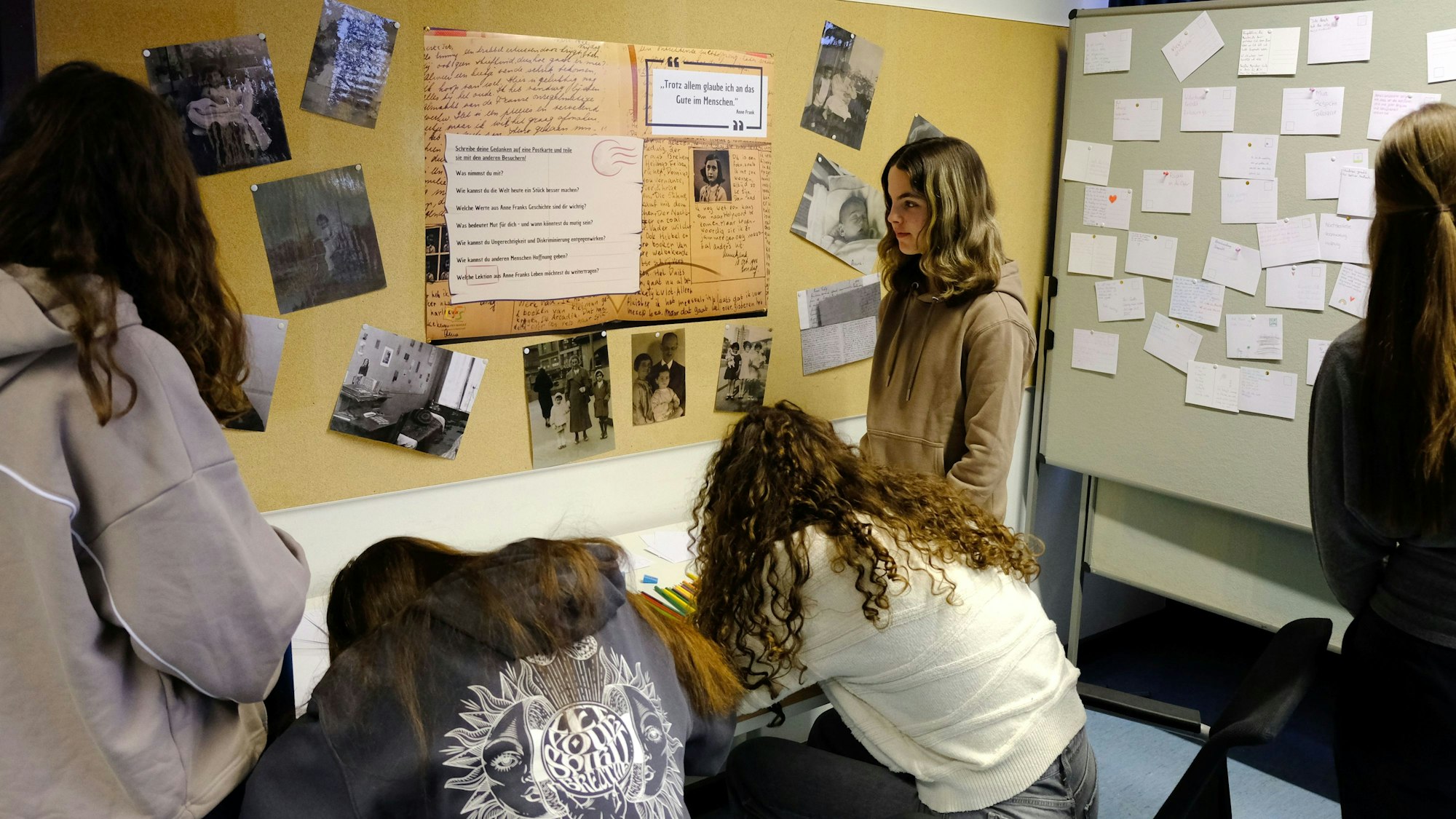 Schülerinnen der Gedenk-AG der Clara-Fey-Schule beschäftigen sich mit dem Schicksel von Anne Frank.