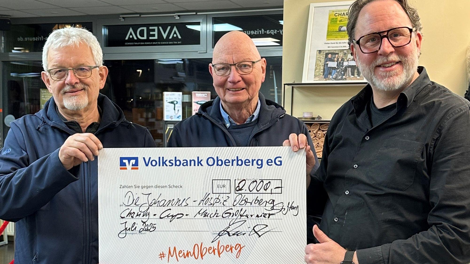 Spendenübergabe: René Klos überreichte den Scheck an Harald Herhaus und Michael Adomaitis.