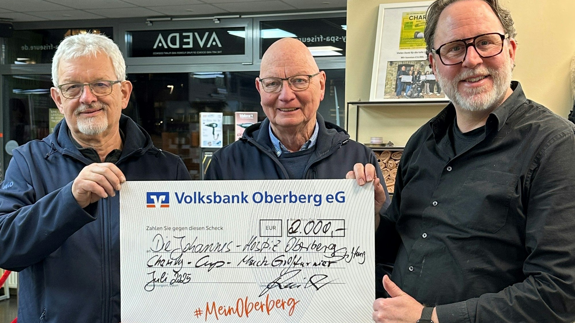 Spendenübergabe: René Klos überreichte den Scheck an Harald Herhaus und Michael Adomaitis.