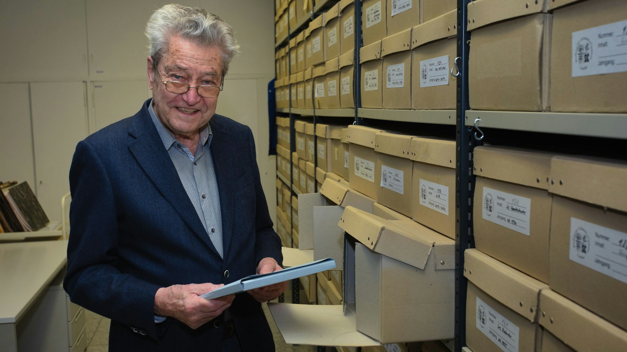 Das Foto zeigt Christoph Schmidt-Krayer im Firmenarchiv.