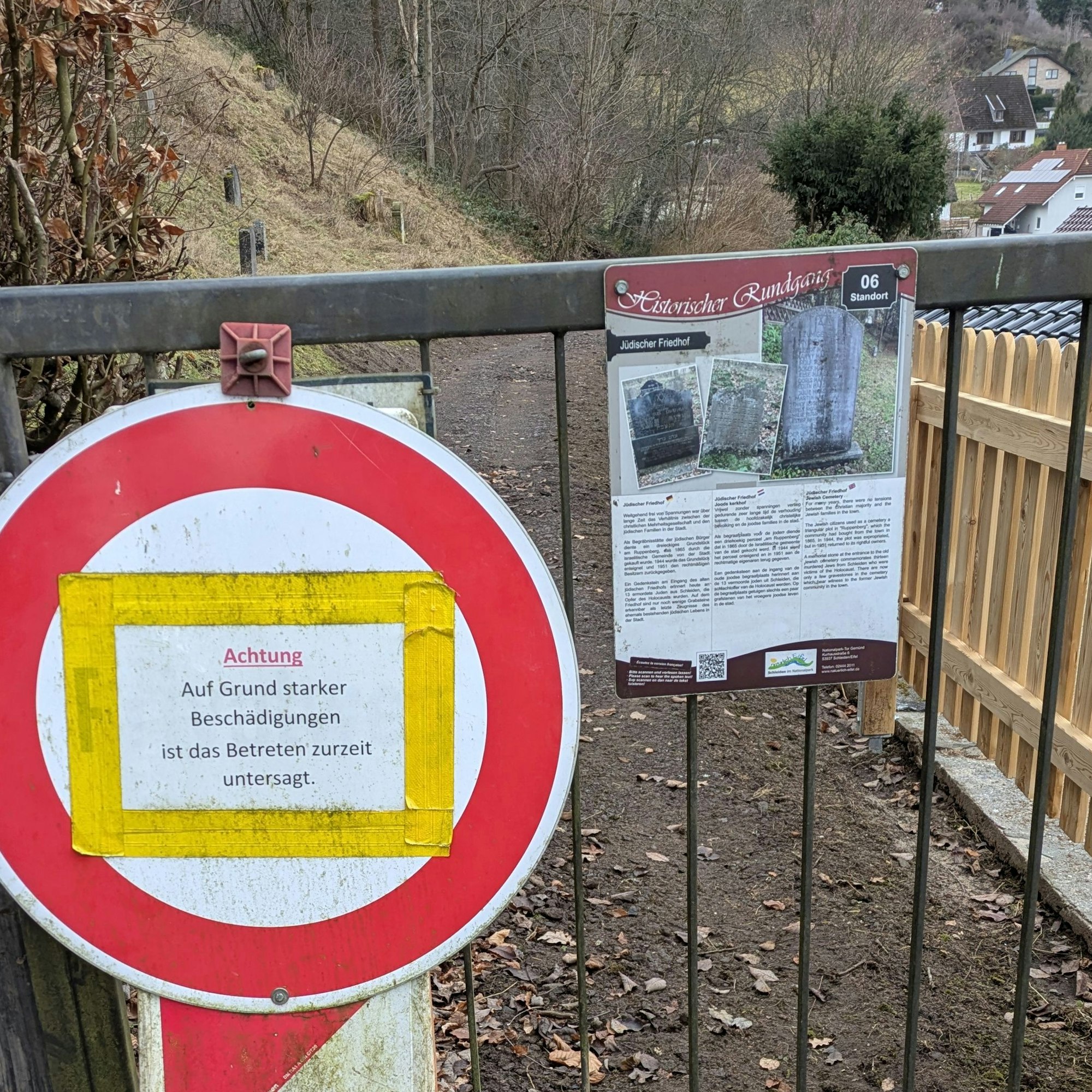 Der Zugang zum jüdischen Friedhof in Schleiden ist mit einem Gitter und einem Schild versperrt, da dort bauliche Mängel beseitigt werden müssen.