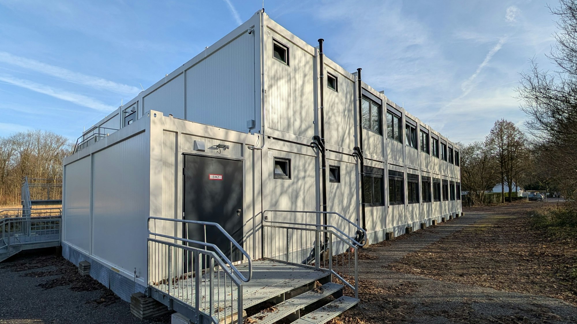 Das Foto zeigt den zweigeschossigen Modulbau am Friedhof in Berrenrath.