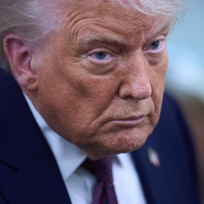 US-Präsident Donald Trump spricht mit Reportern an Bord der Air Force (Archivbild)