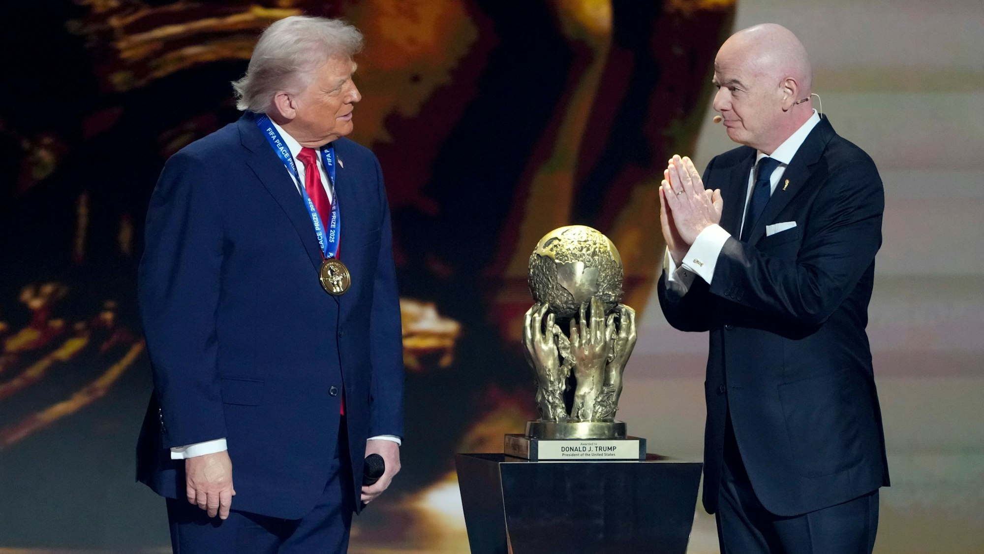 Das Bild zeigt US-Präsident Donald Trump (l) und FIFA-Präsident Gianni Infantino bei der Verleihung des FIFA-Friedenspreises an Trump. Foto: Chris Carlson/AP/dpa