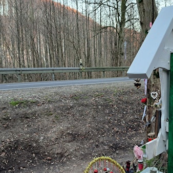 Ein Kreuz für vier tödlich verunglückte Teenager steht an der Dürschtalstraße bei Kürten-Dürscheid.