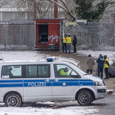 Berlin: Einsatzkräfte der Polizei stehen an der Brandstelle einer Kabelbrücke vor dem Kraftwerk Lichterfelde am Teltowkanal (Archivbild vom 3. Januar 2026).