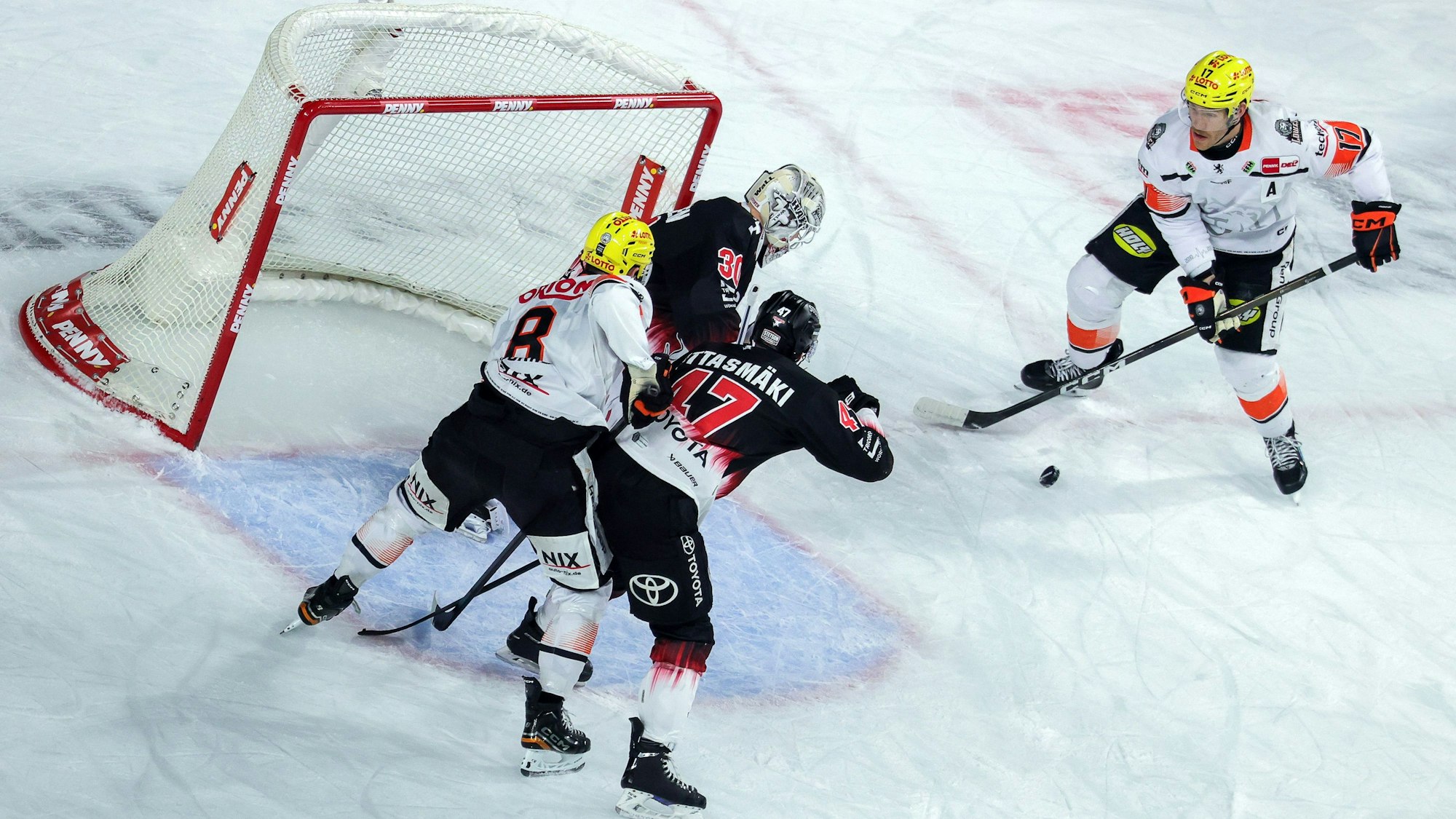 2Unter Druck: Die Kölner kassierten gegen die LÖwen Frankfurt (weiße Trikots) eine überraschende Heimniederlage.