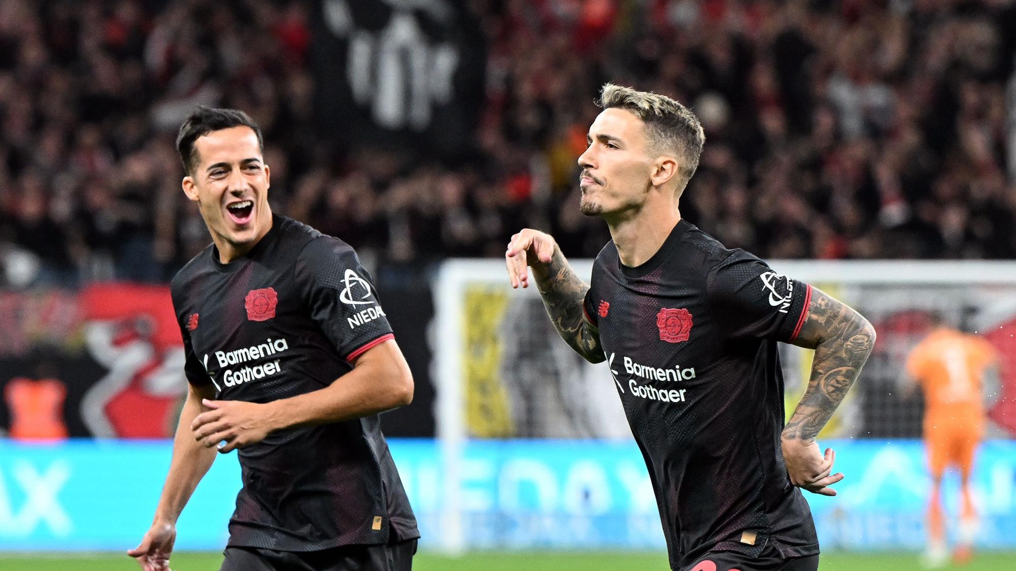 ARCHIV - 12.09.2025, Nordrhein-Westfalen, Leverkusen: Fußball: Bundesliga, Bayer Leverkusen - Eintracht Frankfurt, 3. Spieltag, BayArena, Álex Grimaldo (Bayer Leverkusen, r) und Lucas Vázquez (Bayer Leverkusen) jubeln über den Treffer zum 1:0.