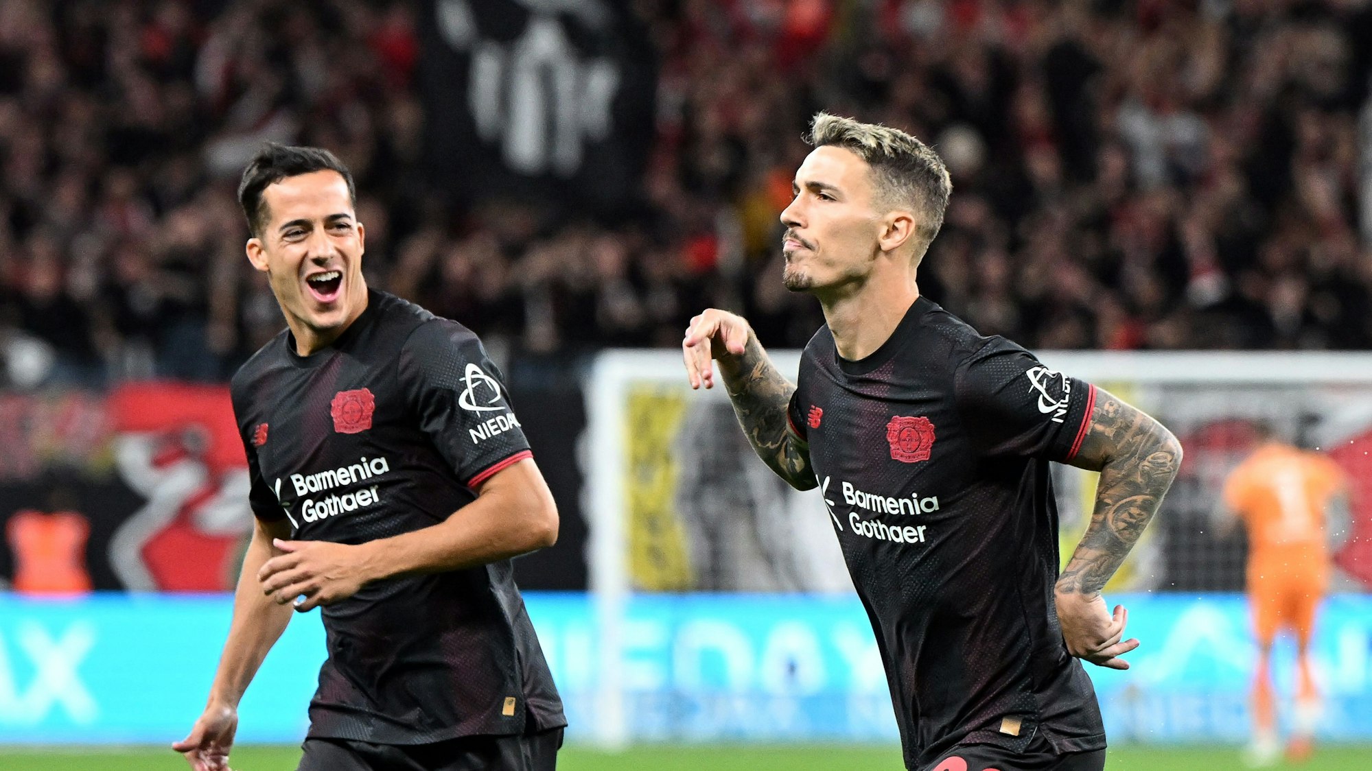 ARCHIV - 12.09.2025, Nordrhein-Westfalen, Leverkusen: Fußball: Bundesliga, Bayer Leverkusen - Eintracht Frankfurt, 3. Spieltag, BayArena, Álex Grimaldo (Bayer Leverkusen, r) und Lucas Vázquez (Bayer Leverkusen) jubeln über den Treffer zum 1:0.