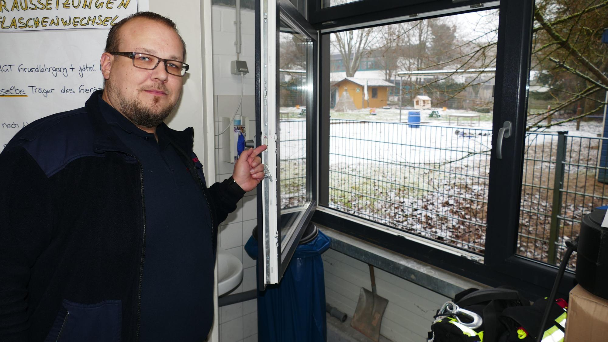 Durch dieses rückwärtige Fenster stiegen die Einbrecher ins Feuerwehrhaus ein, zeigt Sven Ziaja, stellvertretender Leiter der Feuerwehr.