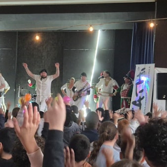 King Loui feiert mit den Schülern in der Aula der Katharina-Henoth-Gesamtschule.