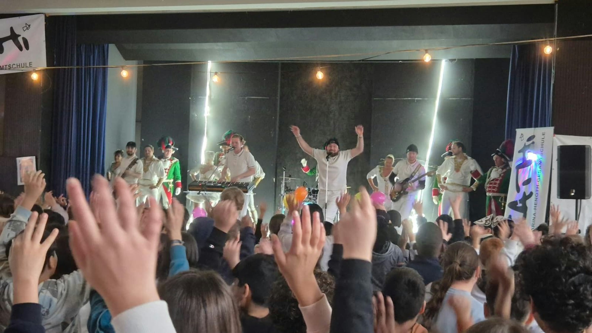 King Loui feiert mit den Schülern in der Aula der Katharina-Henoth-Gesamtschule.