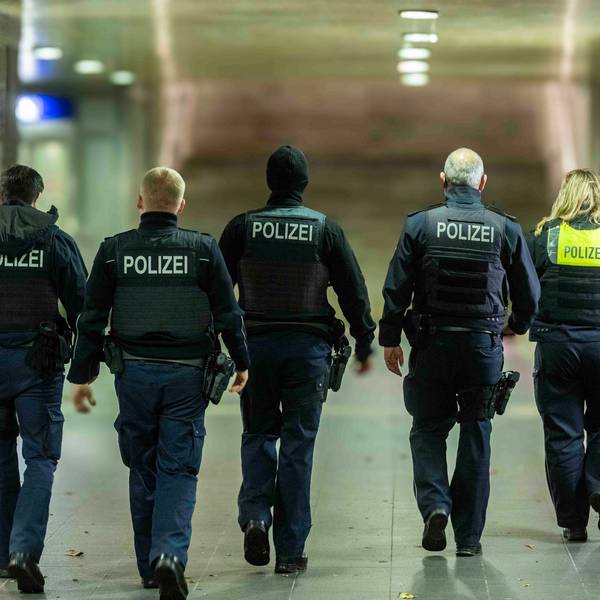 Das Bild zeigt fünft Polizeibeamte, die durch die Unterführung am Euskirchener Bahnhof patroullieren.