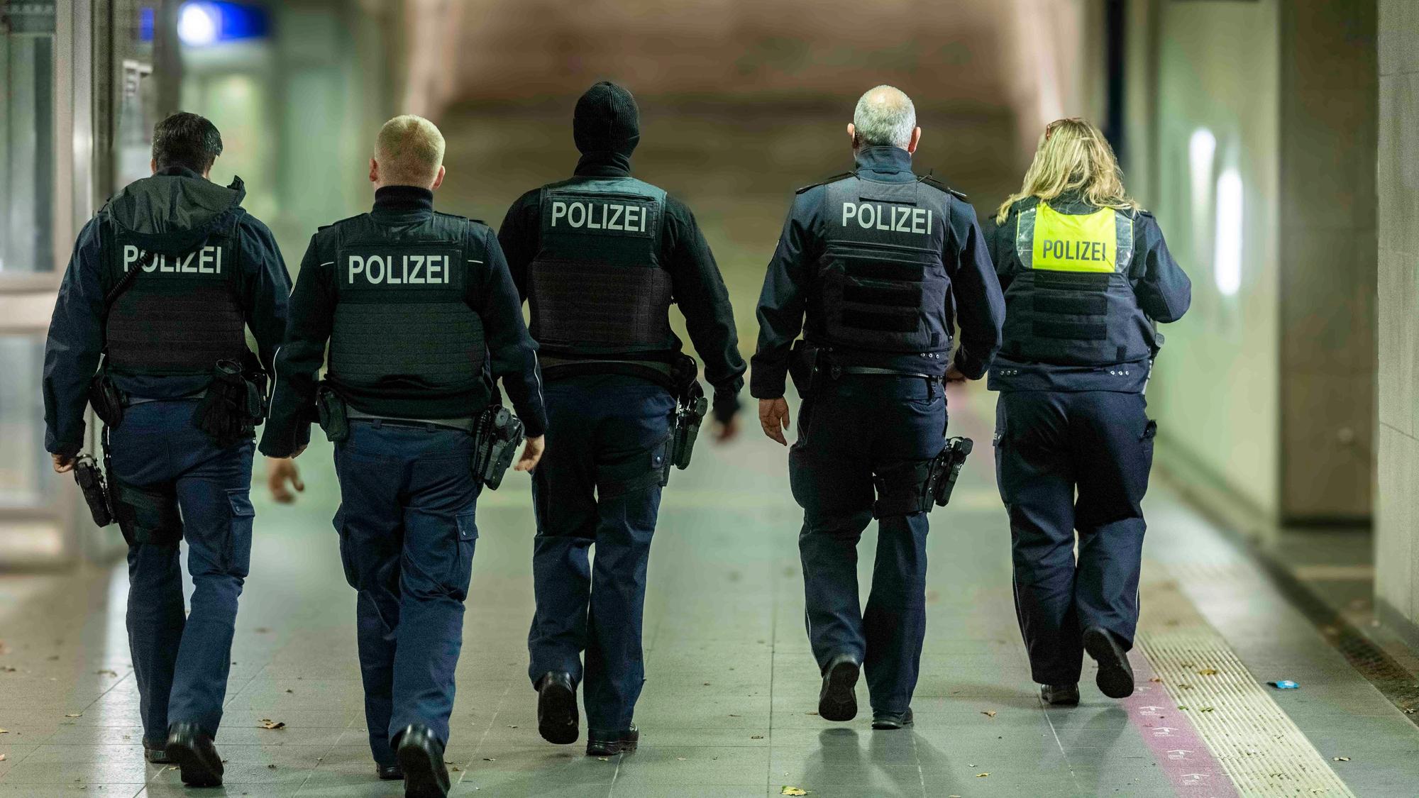 Das Bild zeigt fünft Polizeibeamte, die durch die Unterführung am Euskirchener Bahnhof patroullieren.