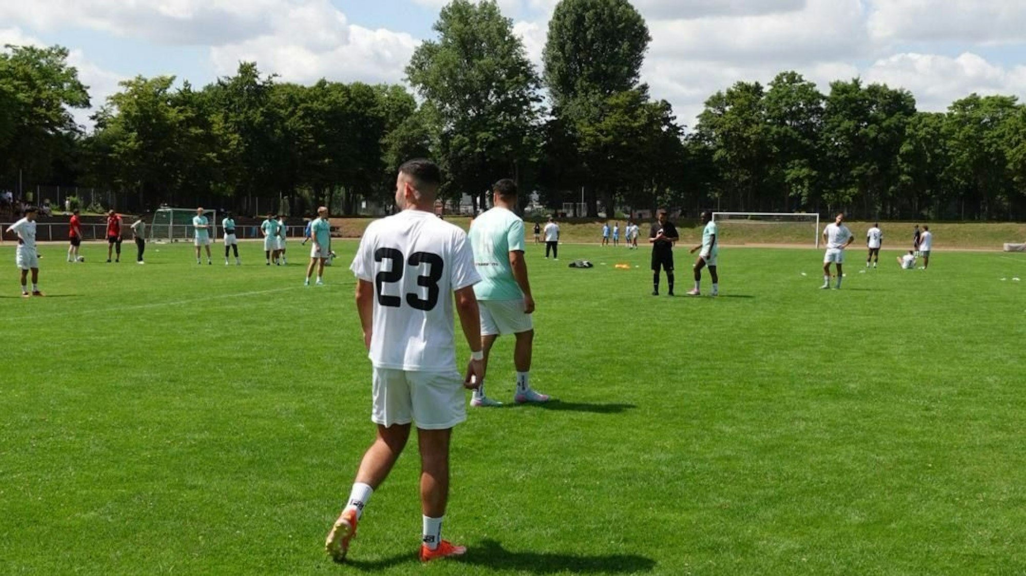 Die Mannschaften des FC Chorweiler spielen in weißen Trikots.