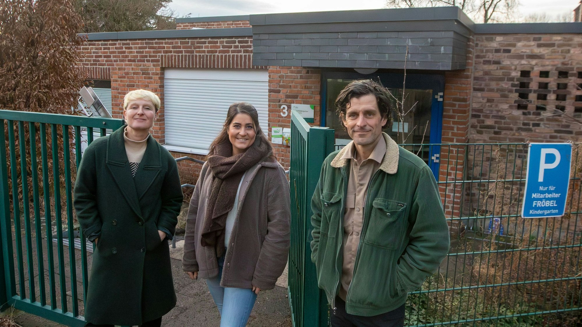 Freuen sich auf die Zusammenarbeit: Elternratsvorsitzende Daniela Wenzel (M.) sowie Stefanie König (l.) und Peter Ewertz vom neuen Träger MyDagis.