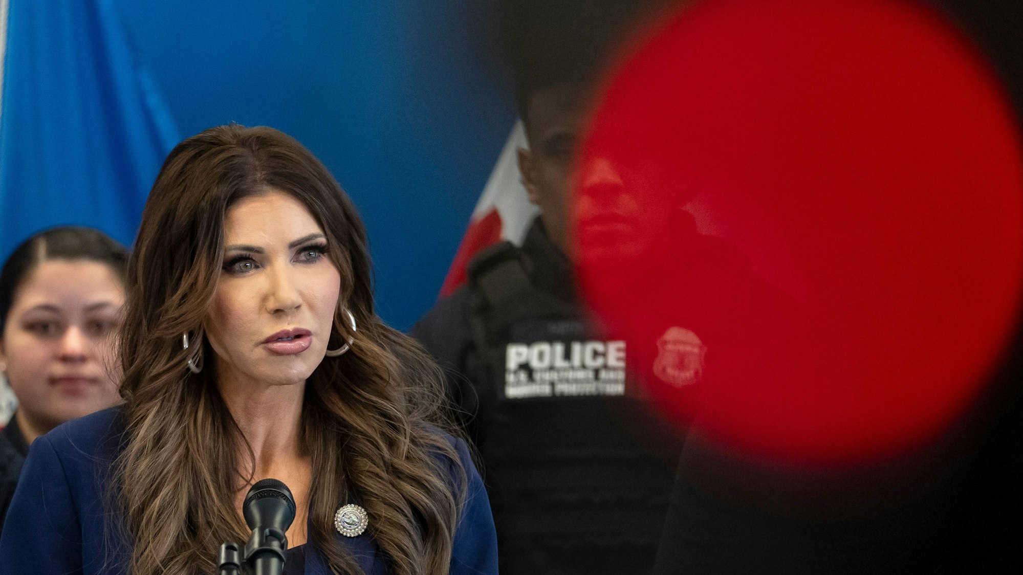 Das Bild zeigt US-Heimatschutzministerin Kristi Noem während einer Pressekonferenz. Foto: Yuki Iwamura/AP/dpa