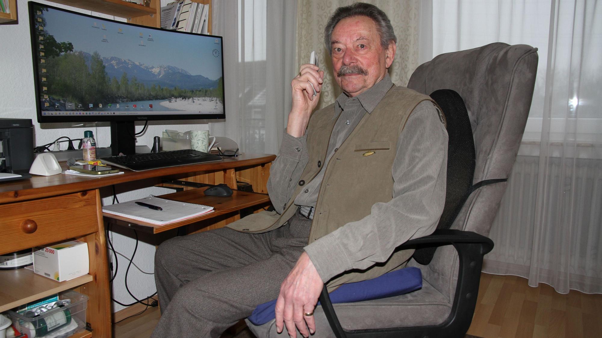 Raimund Bleninger konnte zuhause keinen Vertrag für einen Glasfaseranschluss abschließen, da er älter als 85 Jahre ist