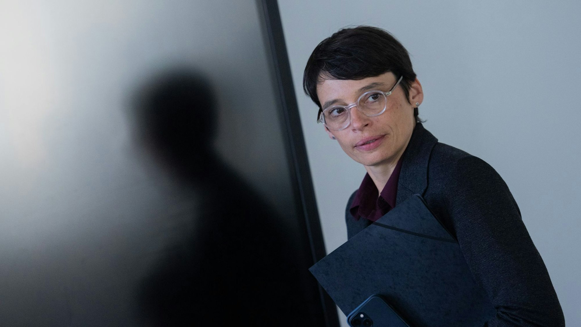 NRW-Familien- und Flüchtlingsministerin Josefine Paul (Grüne) tritt zurück. (Archivbild)