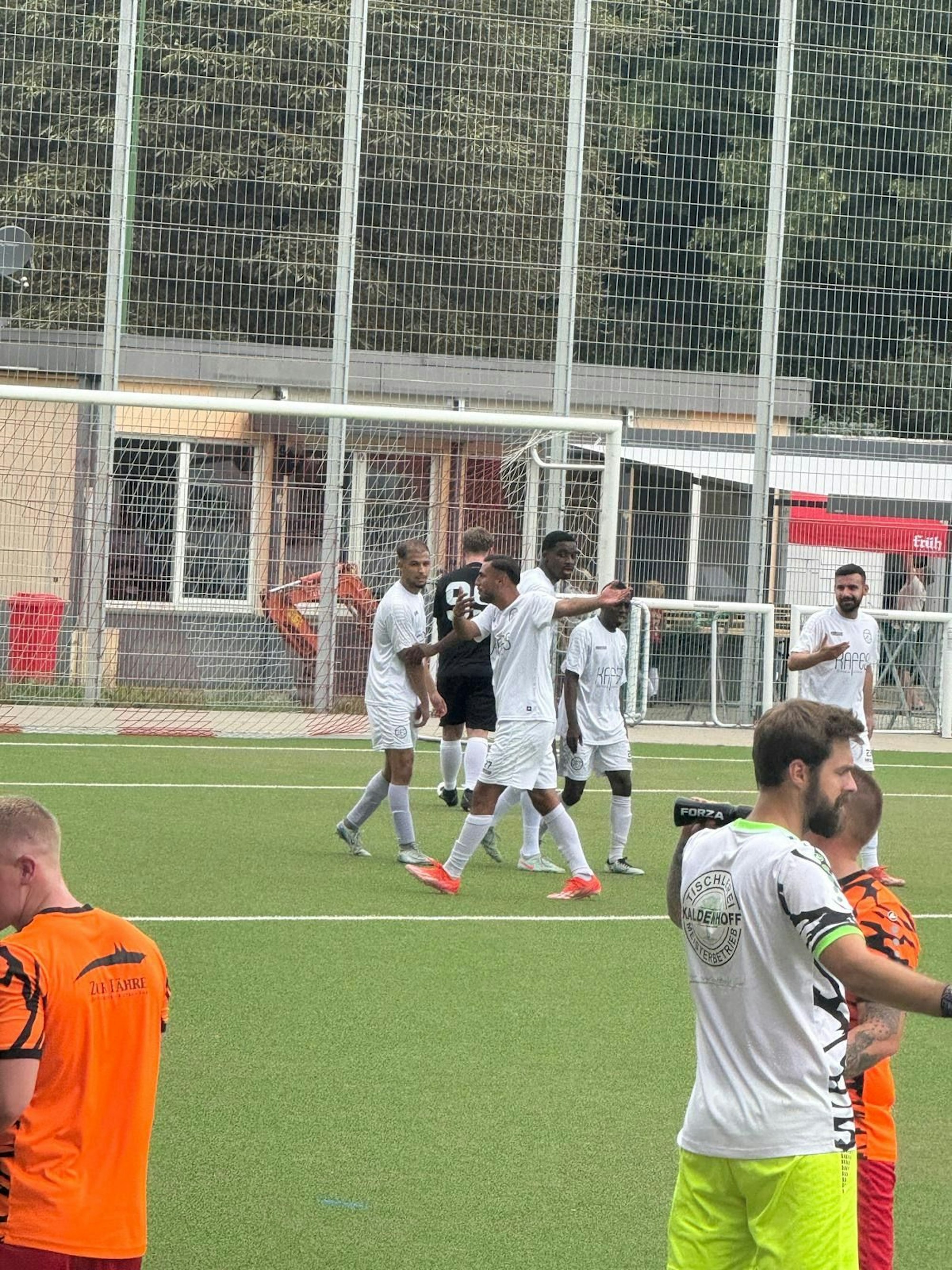 Die Mannschaften des FC Chorweiler spielen in weißen Trikots.