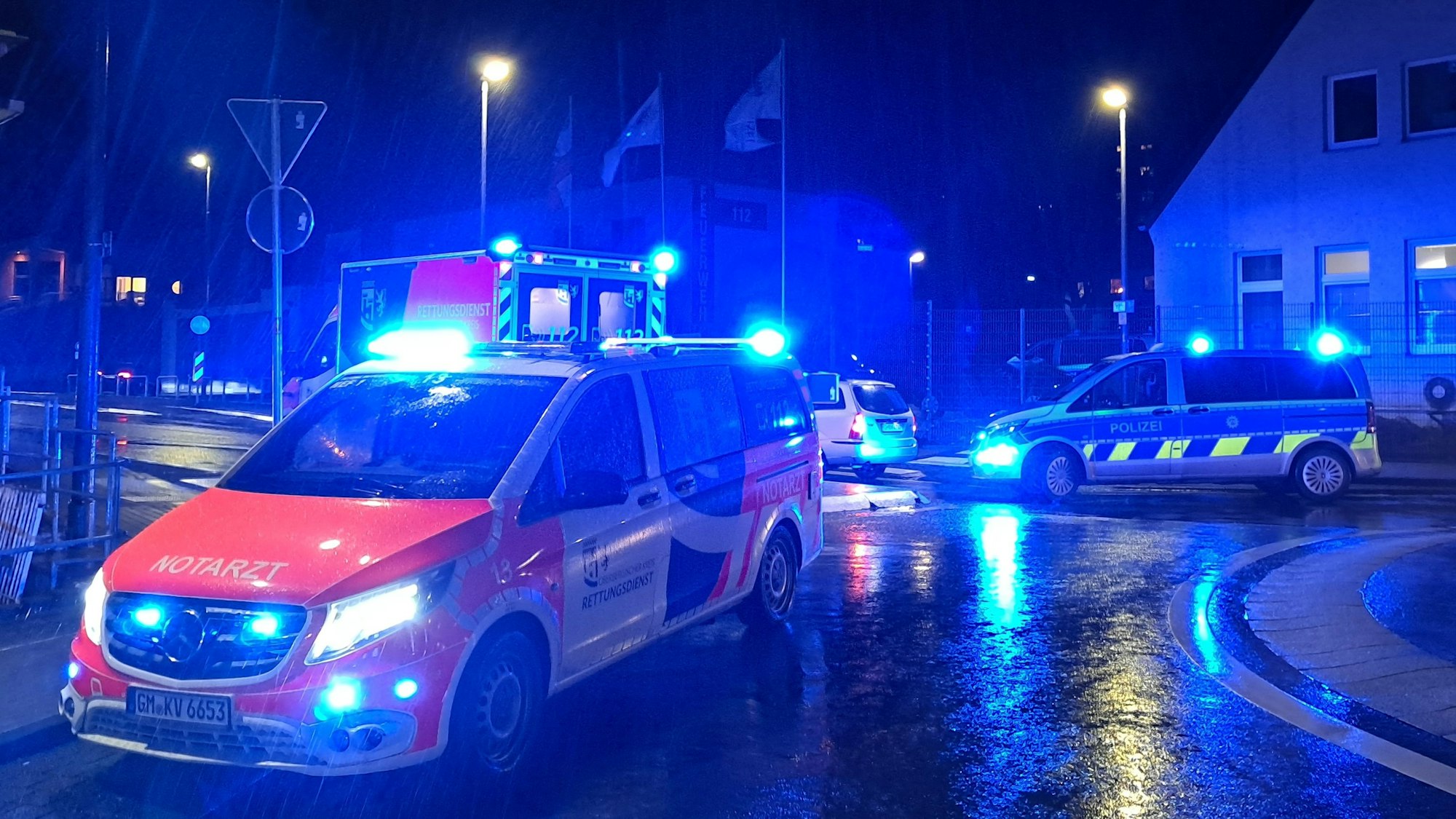Am Kreisverkehr in der Nähe der Wipperfürther Polizeiwache sind am frühen Dienstagabend zwei Fußgänger von einem Auto erfasst worden.