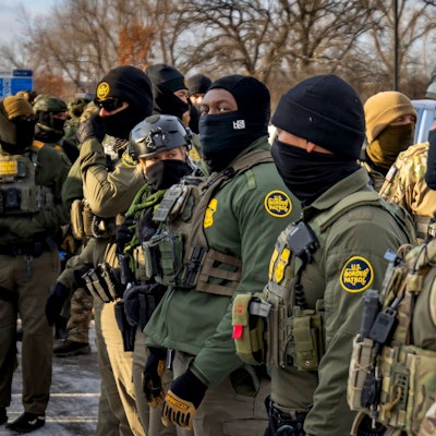 US-Beamte stehen aufgereiht in Minneapolis.