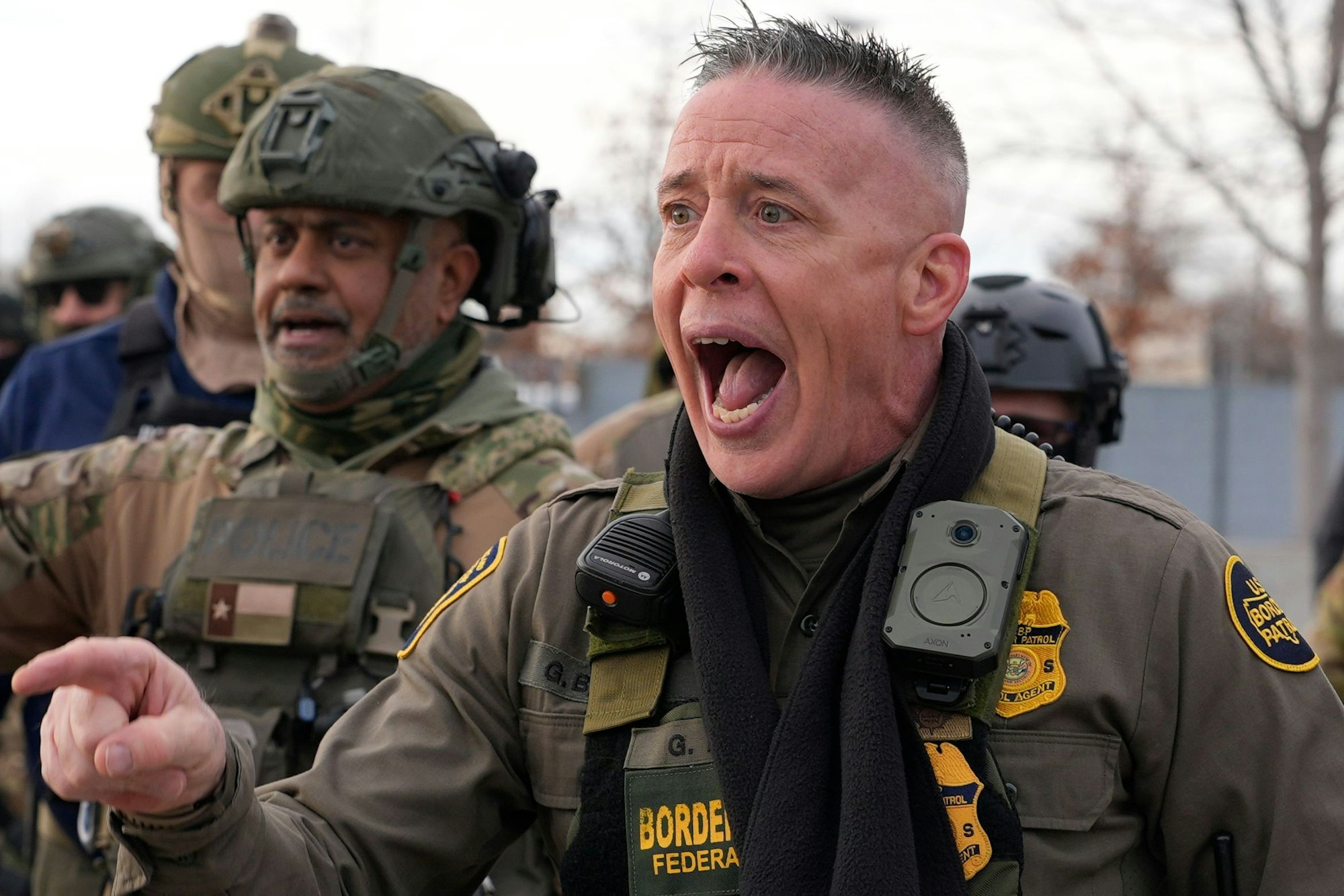 US-Grenzschutz-Commander Gregory Bovino schreit in Minneapolis Demonstranten an (Archivbild).