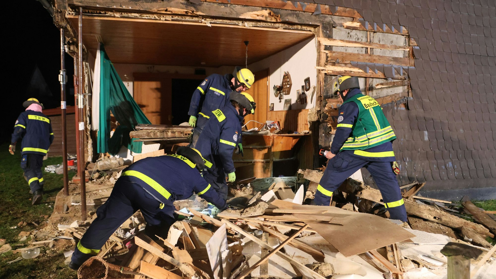 Bei dem schweren Unfall in der Nümbrechter Ortschaft Langenbach war der Waldbröler Ortsverband des THW ebenfalls im Einsatz. Dort war ein VW-Transporter in ein Fachwerkhaus gerast.