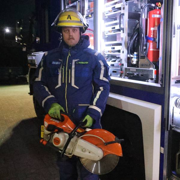 Cassian Feuerstein, Gruppenleiter beim Ortsverband Waldbröl des Technischen Hilfswerks, führt einen Trennschleifer vor. Dieser ist an Bord des Gerätekraftwagens zu finden.