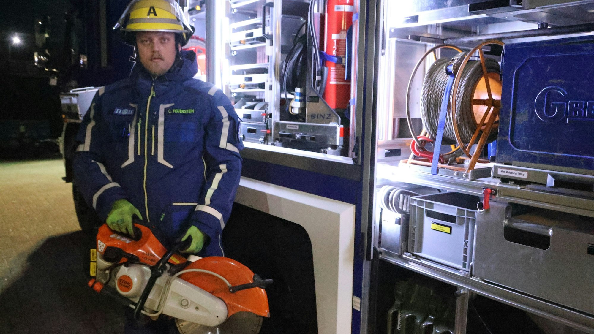 Cassian Feuerstein, Gruppenleiter beim Ortsverband Waldbröl des Technischen Hilfswerks, führt einen Trennschleifer vor. Dieser ist an Bord des Gerätekraftwagens zu finden.