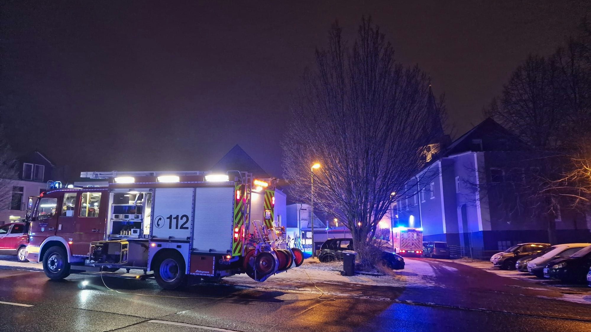 Feuerwehrauto in der Mittelstraße in Burscheid