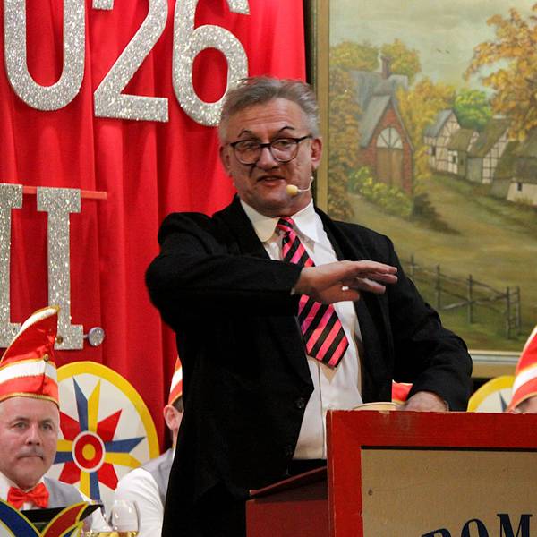 Michalski redet gestikulierend, hinter ihm sitzen Mitglieder des Elferrates.