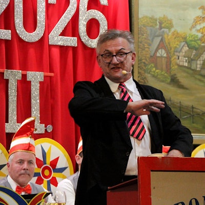 Michalski redet gestikulierend, hinter ihm sitzen Mitglieder des Elferrates.