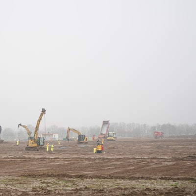 Das Bild zeigt mehrere Baugeräte bei Erdarbeiten in Bergheim.