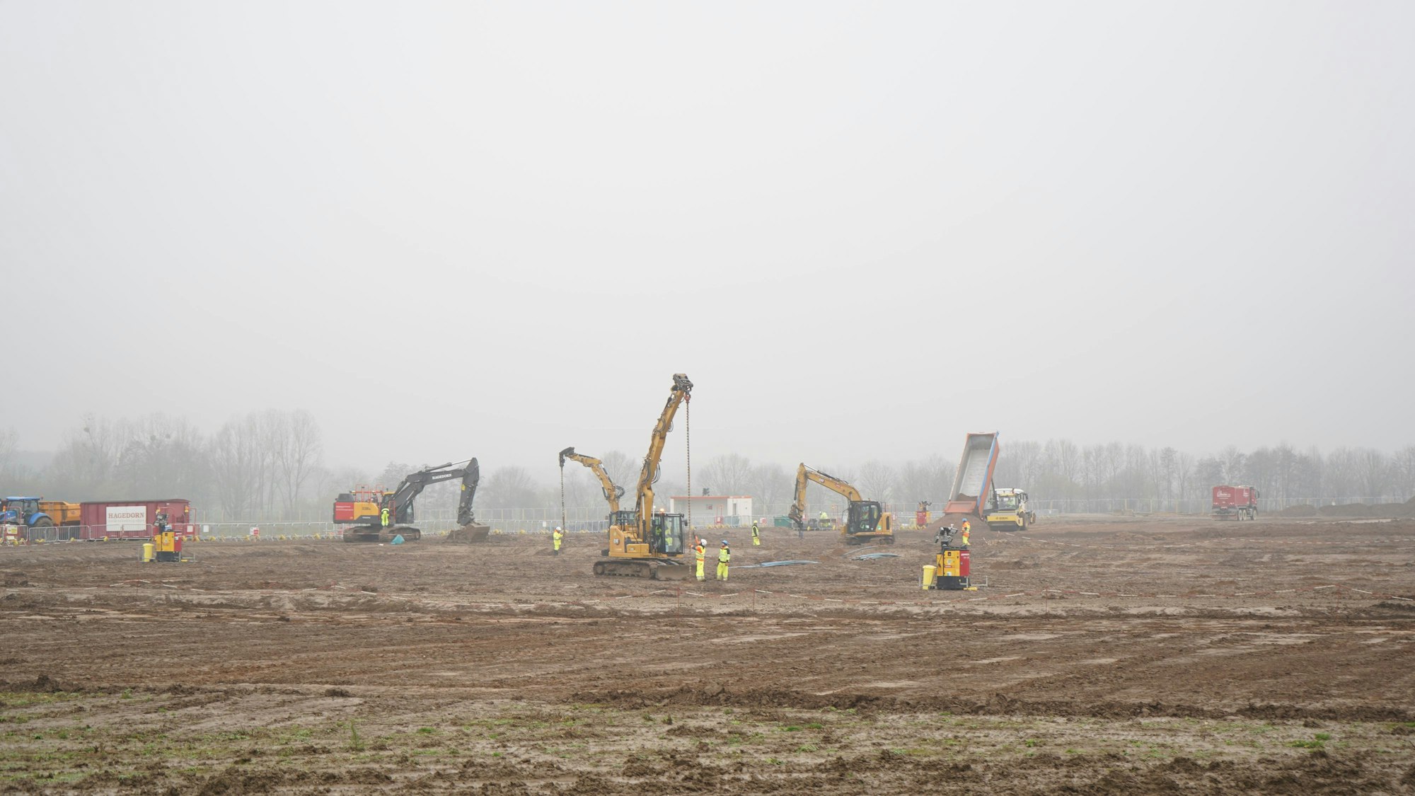 Das Bild zeigt mehrere Baugeräte bei Erdarbeiten in Bergheim.