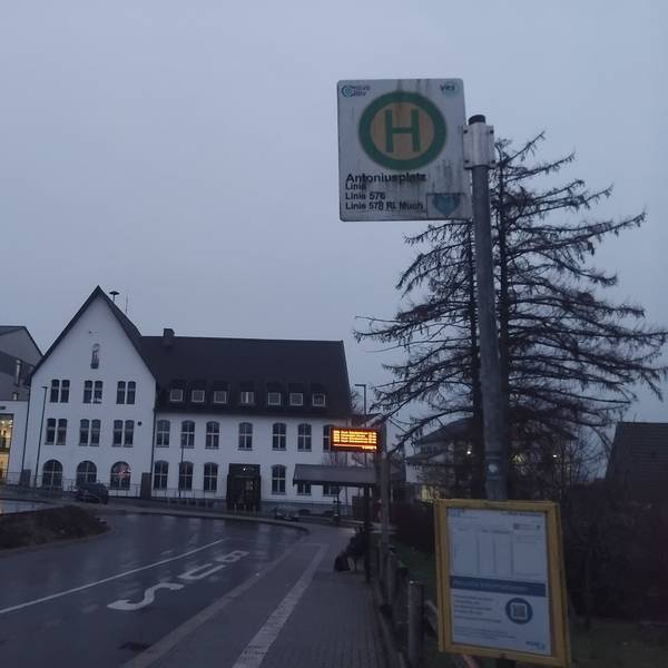 Der zentrale Busbahnhof am Antoniusplatz in Neunkirchen soll eine WC-Anlage bekommen.