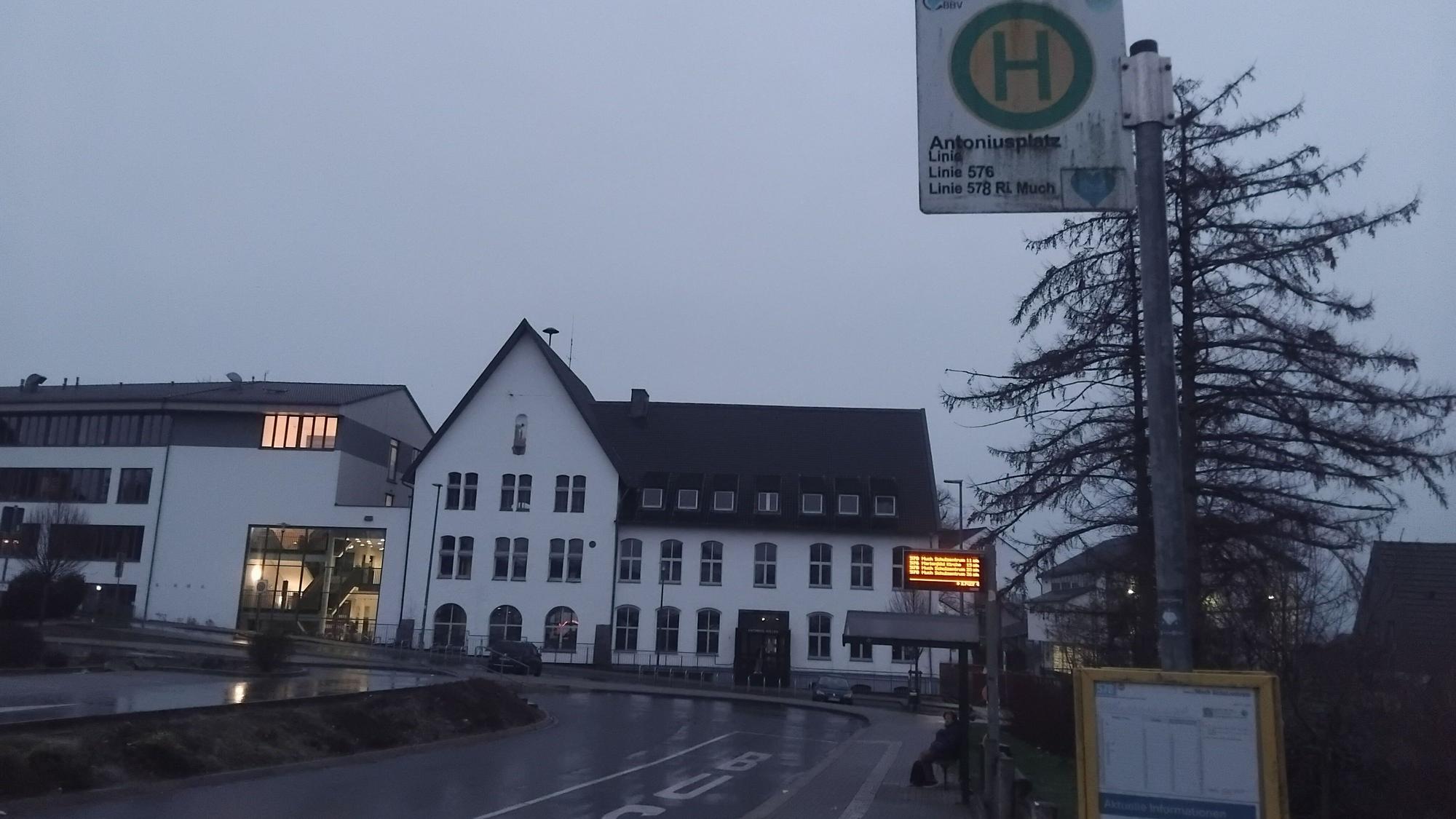 Der zentrale Busbahnhof am Antoniusplatz in Neunkirchen soll eine WC-Anlage bekommen.