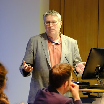 Kämmerer Stefan Mannz bei seiner Rede vor den Ratsmitgliedern.