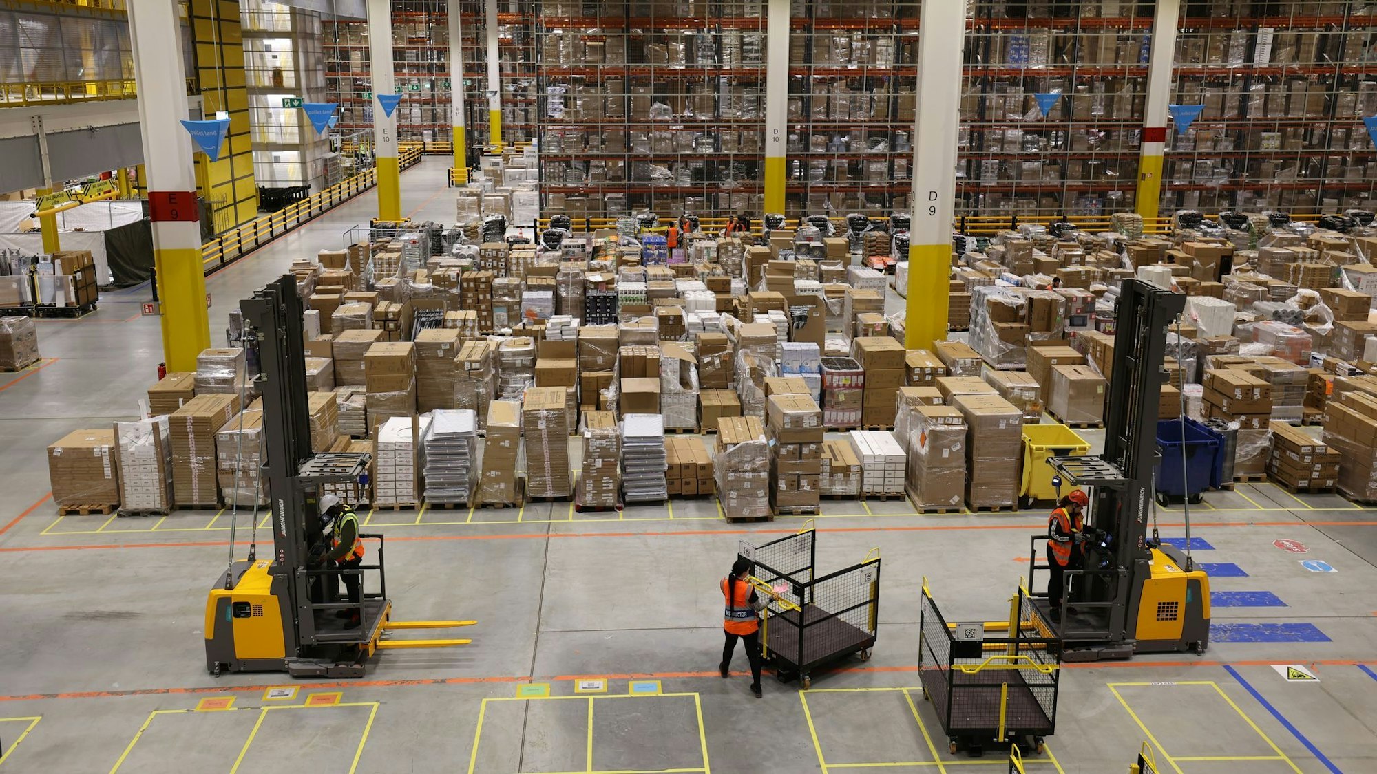 Aus solchen Logistikzentren beliefert Amazon seine Kunden. (Archivbild)