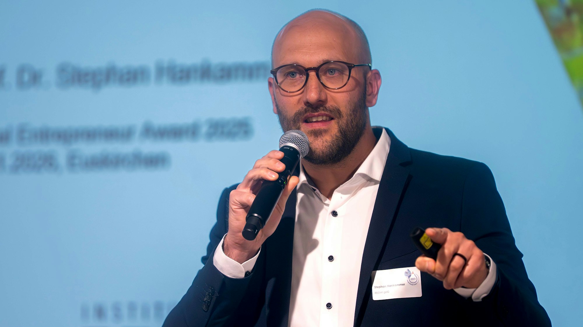 Das Bild zeigt den Experten in der Ideenfabrik.