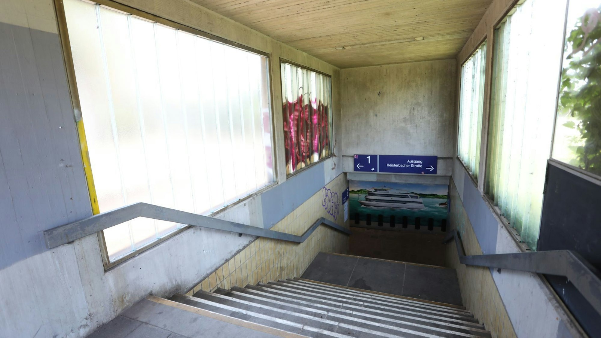 Eine Treppe führt in eine Unterführung.