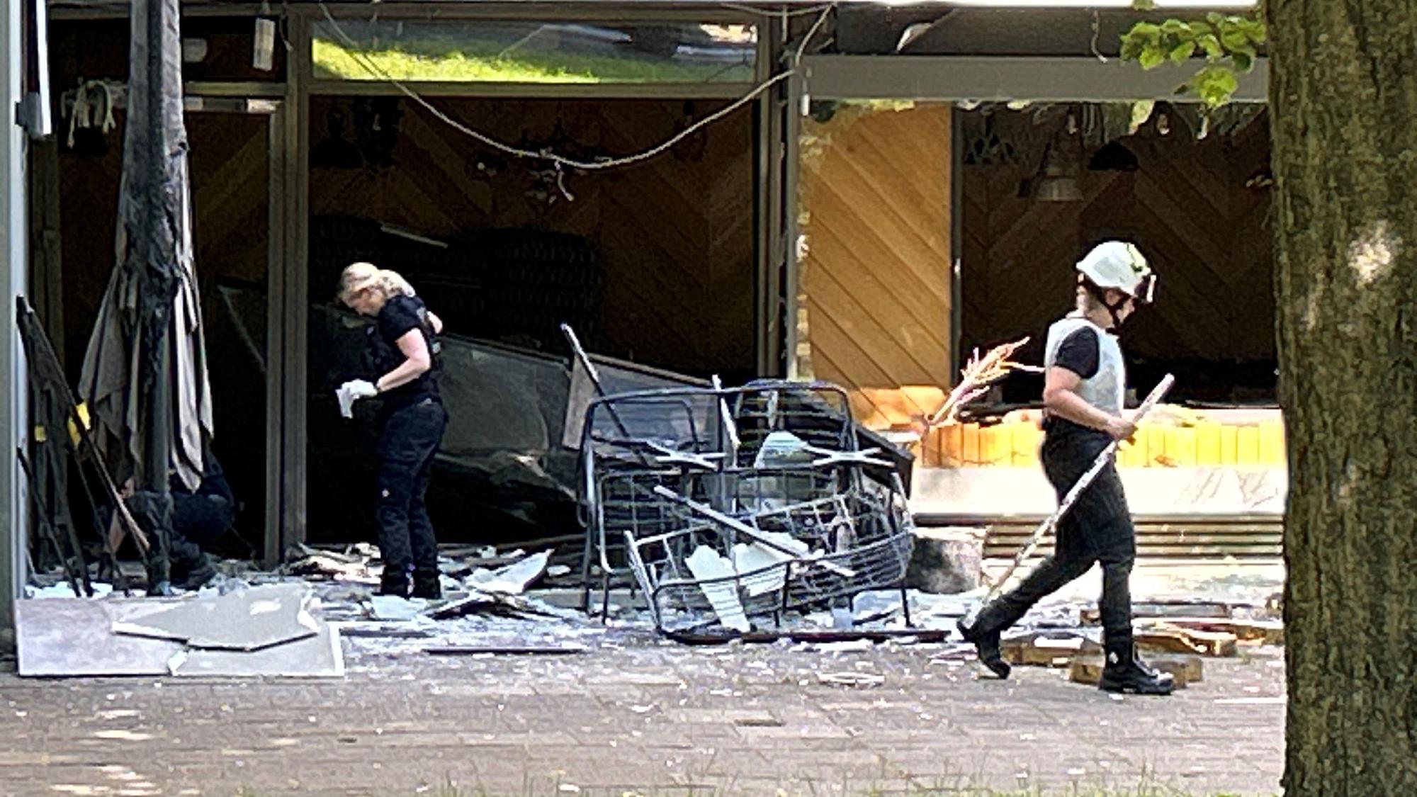 Polizeibeamtinnen untersuchen ein Lokal in Deutz nach einer Explosion, die die Ermittler mit dem Drogenkrieg in Verbindung bringen.