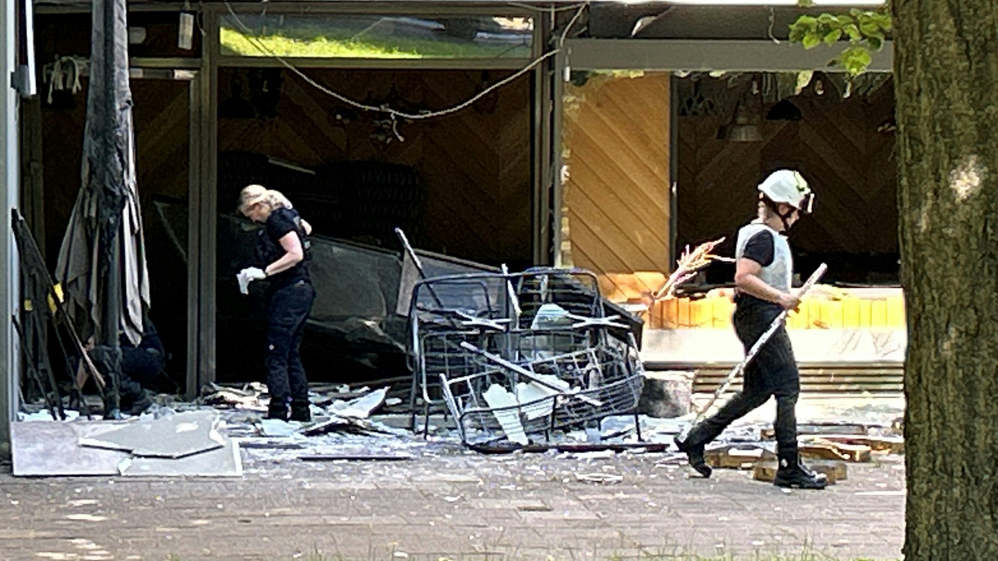 Polizeibeamtinnen untersuchen ein Lokal in Deutz nach einer Explosion, die die Ermittler mit dem Drogenkrieg in Verbindung bringen.