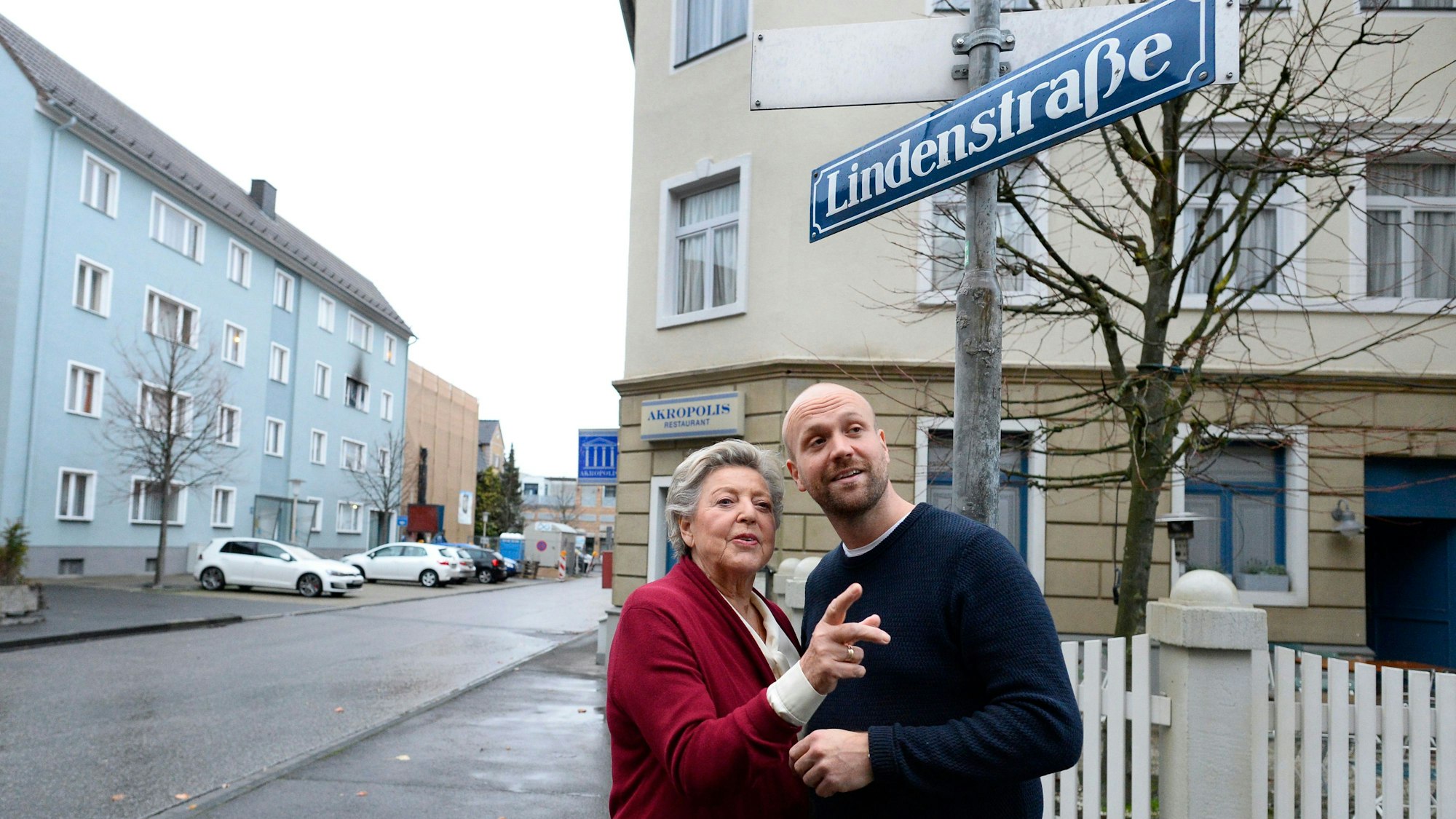 Köln: Schauspielerin Marie-Luise Marjan und Schauspieler Moritz Sachs stehen in der Kulisse der ARD-Vorabendserie „Lindenstrasse“ in Köln-Bocklemünd.