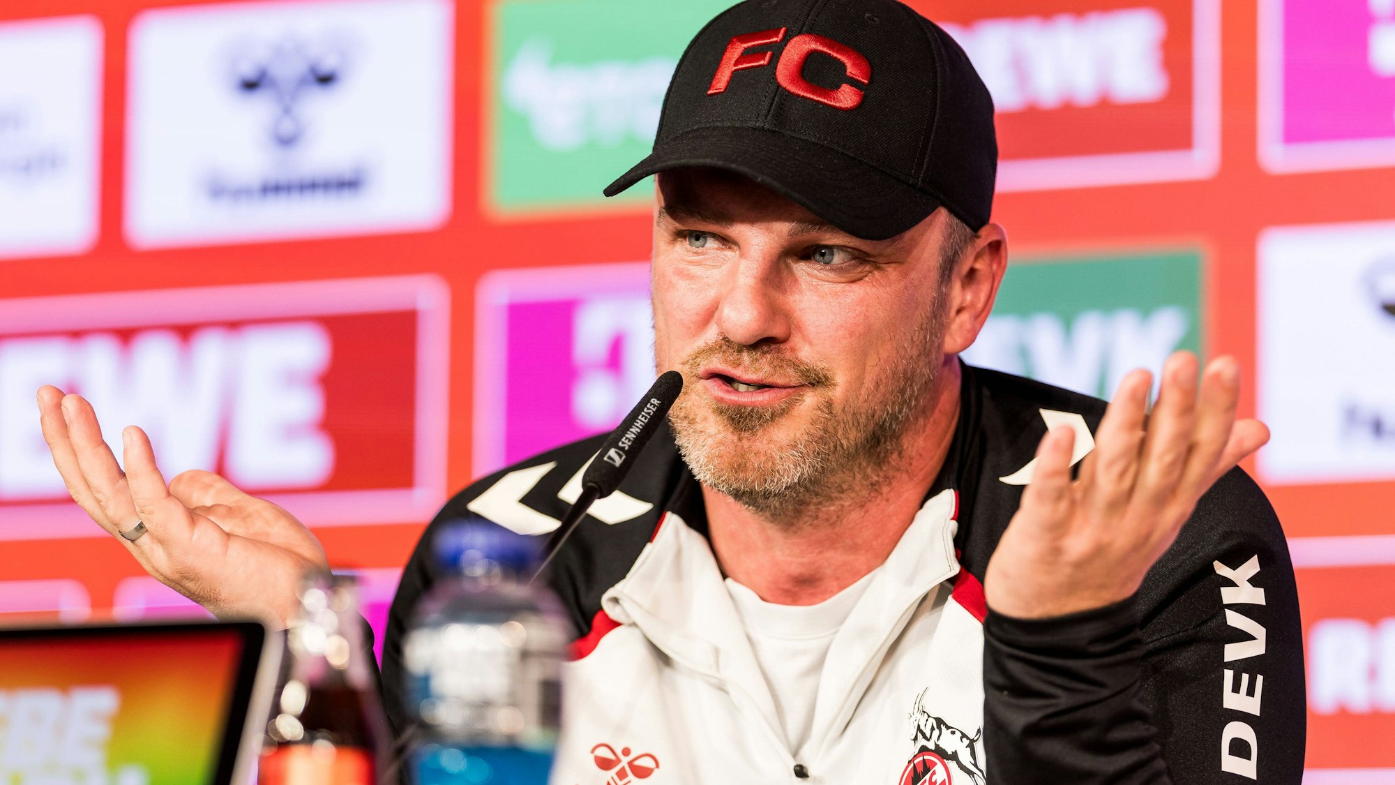 Trainer Lukas Kwasniok vor dem Spiel des 1. FC Köln gegen den VfL Wolfsburg.