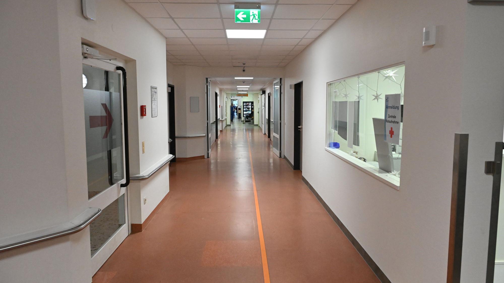 Ein langer Gang im Kreiskrankenhaus Mechernich führt zur Notaufnahme.