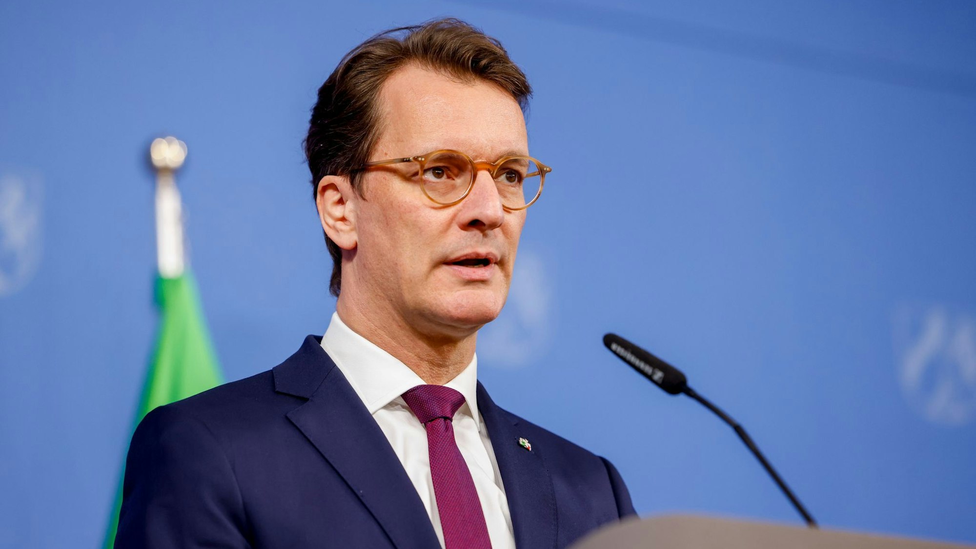 Auch nach dem Rücktritt von Ex-Fluchtministerin Josefine Paul (Grüne) bleibt das Regierungshandeln der schwarz-grünen Koalition von Ministerpräsident Hendrik Wüst (CDU) Zielscheibe der Opposition im Düsseldorfer Landtag.