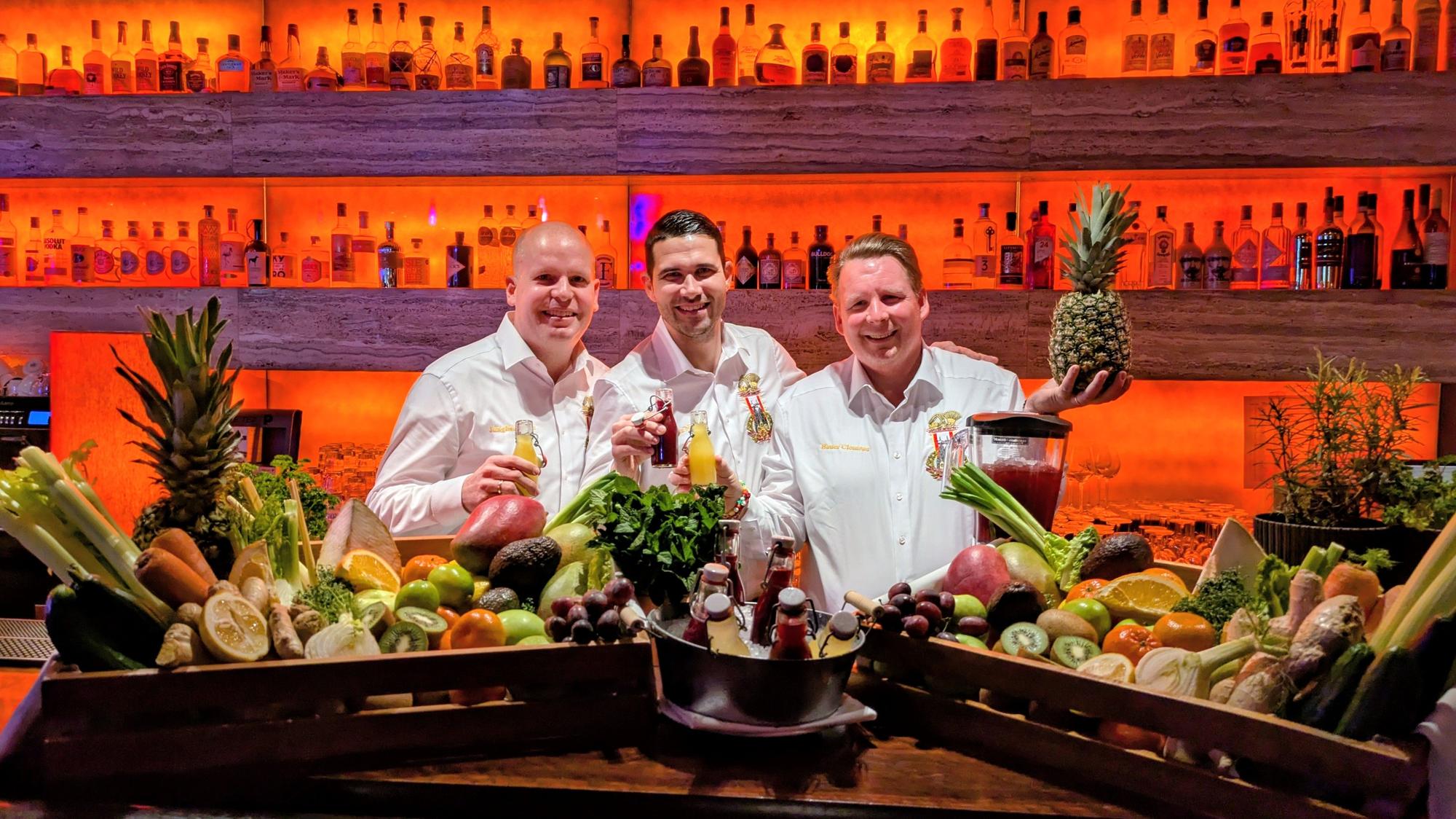 Vitaminreich durch die Session: Das Dreigestirn in der Dorint-Bar.